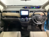 車内は光触媒抗菌消臭施工済です。インパネ周りはスタイリッシュなデザインで機能や装備も充実しています。グローブボックスやカップホルダーのほかにトレーなどたくさんの収納スペースが付いています。