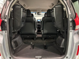 3列目シートを跳ね上げればラゲッジスペースを更に広く使えます。