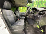 運転席まわりには十分なスペースがあり、大柄な方でもゆったり運転していただける環境です。
