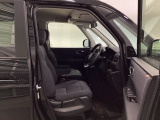 ウォークスルーが出来るセパレートシートの運転席は、シートハイトアジャスターが付いています。
