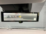 後方ピラーや荷物、後席の同乗者やガラスのくもりなど、視界が妨げられた場合でも、後方カメラからの映像で安全を確認することができます。