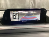 狭い場所での駐車やすれ違いなどでより的確な運転操作に役立つ360&deg;ビューモニターが装備されています。