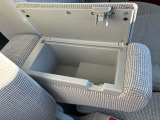 アームレスト下部の収納スペースです