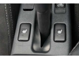 寒い日はすぐにあたたかくなるシートヒーターは重宝します。暖房を控えめにすることで燃費の向上にもなります。車内の空気が汚れたり乾燥したりする心配も減ります。
