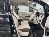 運転席の足元は広々としており、座席は大きく前後にスライド出来るので自分に合ったポジションで運転する事が出来ます。アクセルやブレーキにクセもなくとても運転のしやすい車両です。