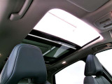 パノラミックガラスルーフ&スライド。電動格納式サンサンシェード。