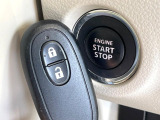 【キーレススタートシステム】カバンやポケットに入れたままでもドアの施錠・解錠が可能なスマートキーを装備。エンジンのオン・オフ時もカギを取り出す必要が無いからとっても便利です♪