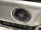 エンジンの始動は、鍵を差し込んで回すなどの操作をせずにエンジンをかけられるプッシュスタート式を採用しています。