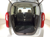 リアシートを倒すと、ラゲッジスペースを広くお使いいただけます!
