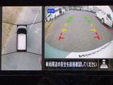 空から見下ろすような視点で、スムーズな駐車と安全確認をサポートする「アラウンドビューモニター」付です。