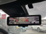 車両後方のカメラ映像をルームミラーに映し出し、後席に乗車していたり積載物などで後方視界が遮られることを軽減しています