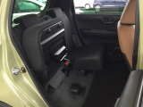 後席の座面をはね上げれば、荷室としてもお使いいただけます。