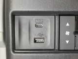 エアコン操作パネルの左側に、スマートフォンなどの充電可能なUSB端子と、音源などの外部入力の可能なUSB端子がついています。移動中に充電もできるので便利です。