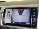 パノラミックビューモニターを装備。駐車場や交差点でクルマを真上から見るように周囲を確認できます。機能の詳細は販売店スタッフまでおたずねください。