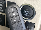 【キーフリーシステム】カバンやポケットに入れたままでもドアの施錠・解錠が可能なスマートキーを装備。エンジンのオン・オフ時もカギを取り出す必要が無いからとっても便利です♪