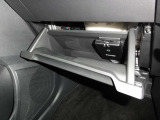 グローブボックス。車検証ブックや小物などが収納できるスペースがあります。