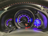 真ん中にスピードメーターを配した、見やすい3眼メーターになっています。右側のインフォメーション画面でオドメーターや燃費などの情報を確認できます。