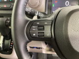 ステアリングにオーディオ操作スイッチが付いています。オーディオ画面に直接タッチしなくても操作が出来ますので、運転に集中できます。