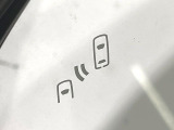 【ブラインドスポットモニター】走行中、ドアミラーの死角になりやすい箇所に後続車が接近するとサイドミラーのレンズに警告を表示!ドライバーに注意喚起をしてくれます。