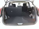 バックドアを上げた状態です。シートを倒せば荷室のスペースが広くなります!用途に合わせて快適な室内を!