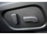 運転席パワーシート 電動シート採用で細かい微調整ができ、ドライビングポジションにしっかり合わせることで疲労軽減や事故防止につながります♪♪