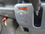 車内の室温を自動で一定に保ってくれる便利なオートエアコンが付いています。温度を設定するとクルマがエアコン噴出し温度を上げたり下げたり風量を変えたりしてくれるので運転に集中が出来ます。