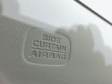 【サイド カーテンエアバック】車両側面から強い衝撃を受けたとき、衝撃を受けた側のSRSサイドとカーテンエアバッグが瞬時に膨らみ、乗員の主に胸部と頭部にかかる衝撃を緩和するシステムです