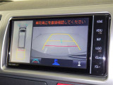 後方の見える安心をお届けするバックガイドモニター付:バックするときのアシストラインもあって楽々バック!車庫入れや縦列駐車をサポートし、苦手な駐車も安心です!今やもう手放せない装備ですネ♪