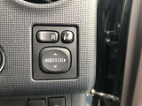 電動格納式ドアミラー付き。駐車場へ停めた時に、ボタン一つで左右のドアミラーをたたむ事ができます。