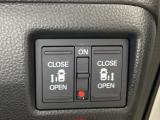 リアドアは乗り降りに便利な両側電動スライドドアです。また運転席に座っていながらスイッチ操作で自在にスライドドアを開け閉めできます。