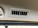 リア席専用のエアコンアウトレットを装備しております。