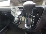 助手席への移動もスムーズにいけるインパネシフトを採用!足元が広々、ゆったり!また小物入れにもこだわりがあります。収納力もお任せ下さい。散らかりがちな車内もスッキリ!