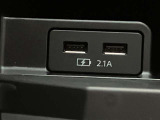 後部座席専用にUSBポートがあります。