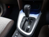 CVT(無段変速)のオートマチックです。フロアシフトがとても使い易いです。また高燃費に貢献するのもこのオートマチックです(*^_^*)