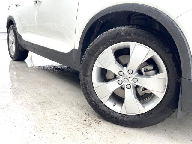 ボルボ XC40 B4 モメンタム の中古車詳細 (12,620km, アイスホワイト