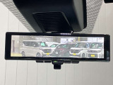 【インテリジェント ルームミラー】車両後方のカメラ映像をミラー面に映し出すので、車内の状況や、天候などに影響されずいつでもクリアな後方視界が得られます!