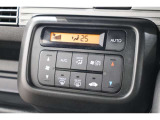 フルオートエアコンが装備されています!お好みの温度設定をするだけでエアコンの風量やモードの切り替えを自動でコントロールしてくれます!ユーザーの操作が少なく燃費走行にもつながります!