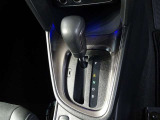 シフトレバーはフロアに配置されています。