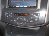 エアコンはオートエアコンでお好みの温度調整が出来、オールシーズン快適にドライブできます!リア席はプライバシーガラスで夏も涼しく過ごせます!