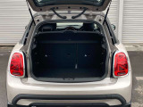 トランクは十分なスペースがございます。