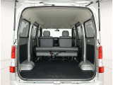 床面が低い分、荷室高が大きく、背の高い荷物の積み込みも可能な広いラゲージスペースです!バックドア開口部がスクエアなので荷物の積み下ろしもスムーズに行えます♪より安全で迅速な作業をサポートします!