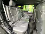 後部座席も気になるようなキズ・汚れやへたり等、大きなダメージはなく、良好な状態です。