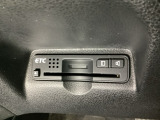 ハンドルの左下にETCがついています。高速道路の料金所の通過も楽々です。 カードの取り出しもしやすい場所についています。