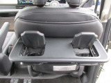 後席には収納できるカップホルダー。使わない時はスッキリしまえます!
