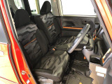 運転席の座面高さを調整できるシートリフターが付いています。フロントシートはベンチシートを採用で、座面も広く使い勝手もいいですよ♪