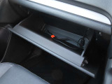 グローブボックスです。ナビへ繋がるUSB配線があります。