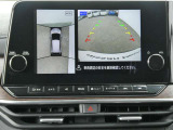 全周囲カメラで、クルマを上空から見下ろしているかのような映像を映し出します。周囲の状況がひと目でわかります!