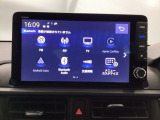 HondaCONNECT対応の便利なナビディスプレー。お持ちのスマートフォンと連携して、ナビやBluetoothでの音楽再生が可能です。デザインはもちろん、操作性も良好です。
