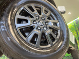 【純正18インチアルミホイール】外観にマッチした純正アルミホイールを装着しております。各種社外アルミホイールや、スタッドレスタイヤも取扱いしております。是非ご相談ください♪