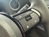 【ステアリングスイッチ】が付いており運転中に前方から目線をそらすことなくオーディオ等の操作が可能なので安心・快適にカーライフをお楽しみいただけます。
